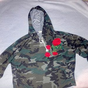 A Navy green Médium hoodie/shirt with roses
